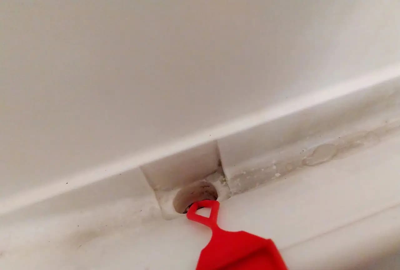 Tento otvor nájdete na stene chladničky. Môže spôsobiť PORIADNY problém!