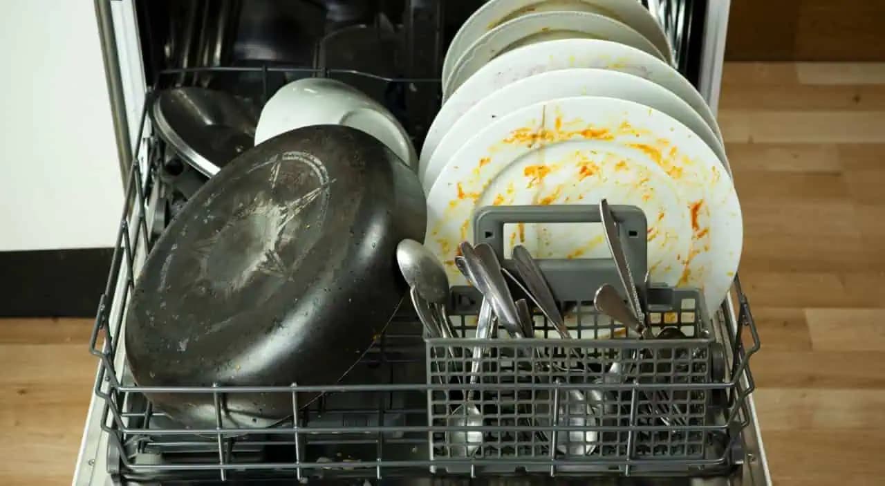 Umývačka riadu nikdy dobre nevyčistí riad, ak neurobíte túto JEDNU vec: Vyskúšajte to hneď!