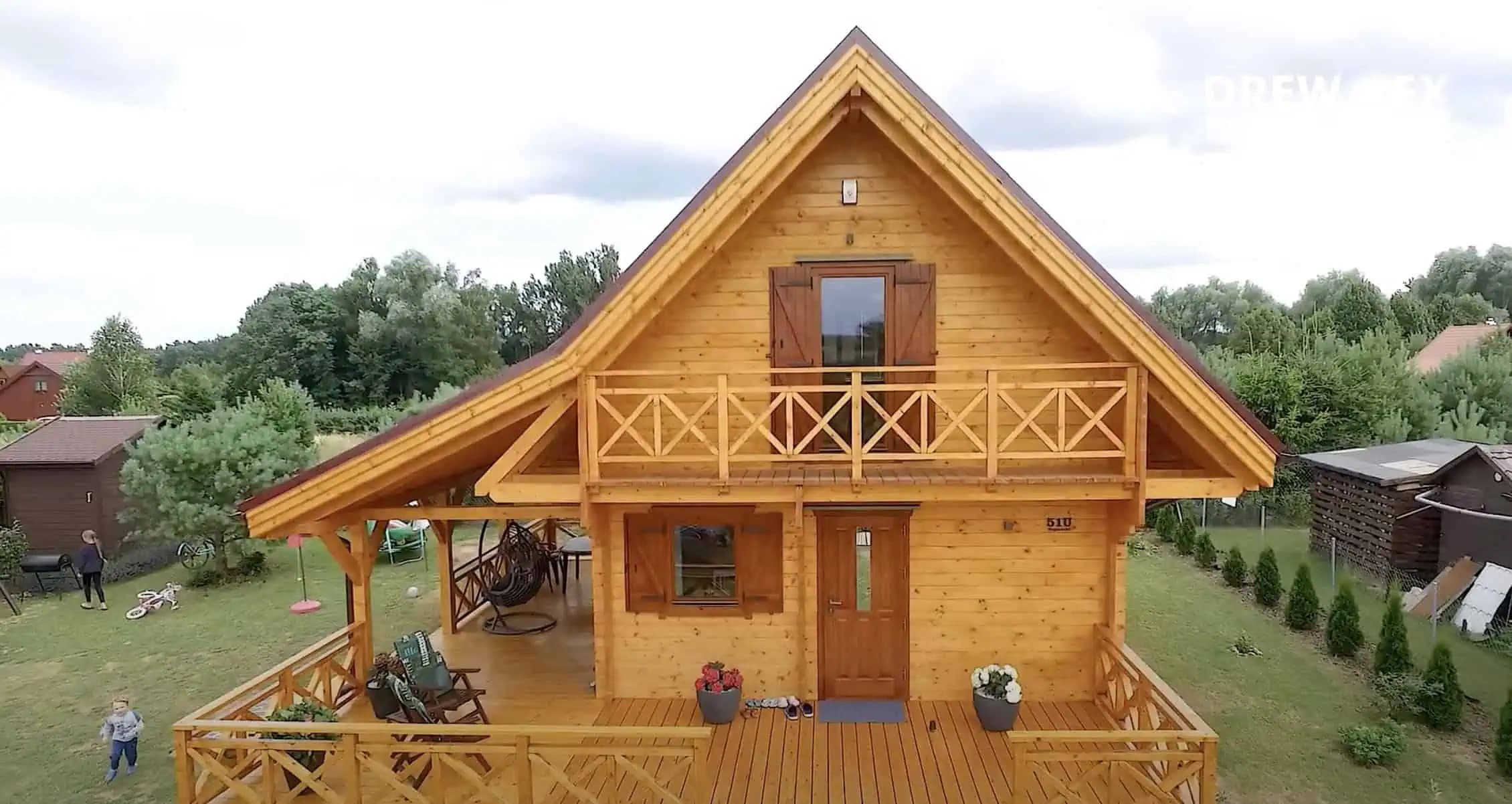 Na dôchodok si kúpili chatku pod lesom veľkú LEN 46 m²: Keď uvidíte, ako si v nej žijú, budete očarení!