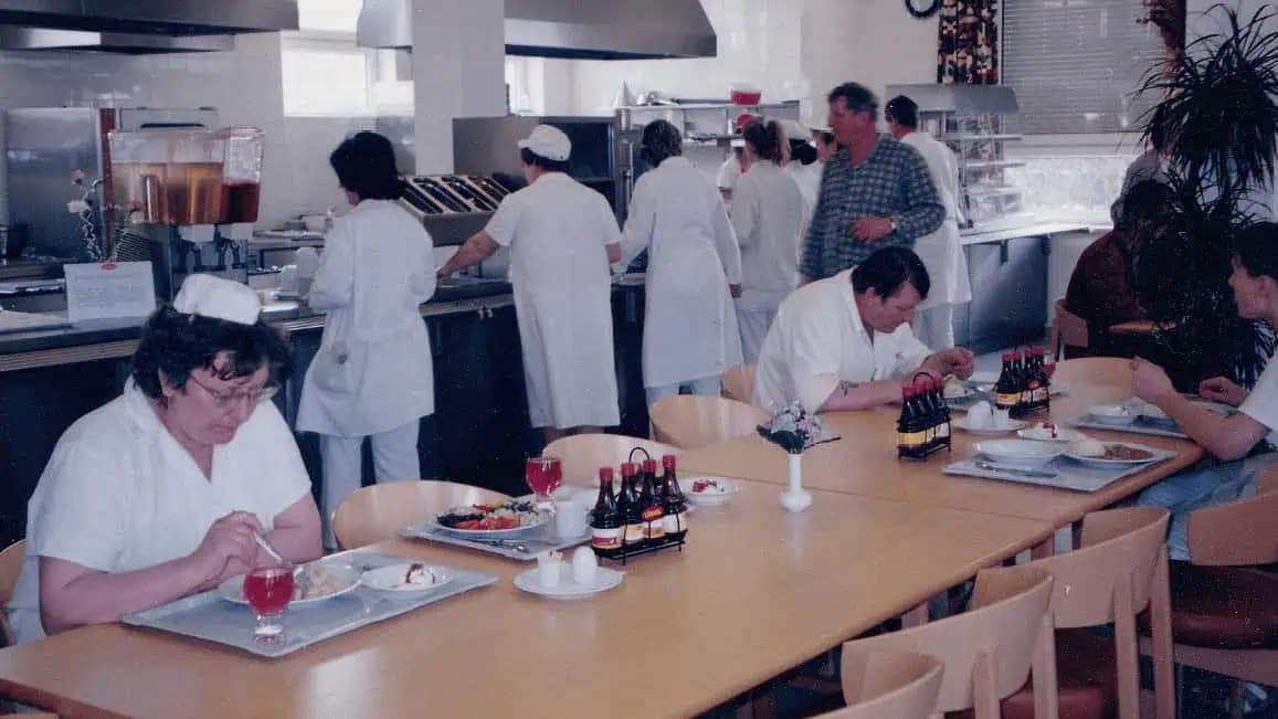 Pamätáte, ako vyzerali závodné jedálne za bývalého režimu? Obed stál 4 až 5 Kčs a výber jedla sa pečiatkoval deň dopredu!