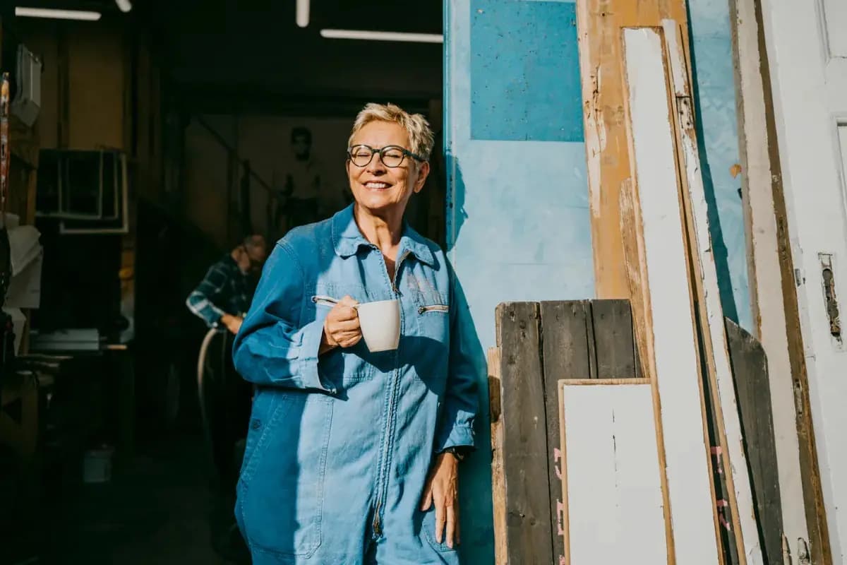 ŽENY, prestaňte nosiť blúzky v tejto farbe: Ženám 50+ zbytočne pridávajú roky!