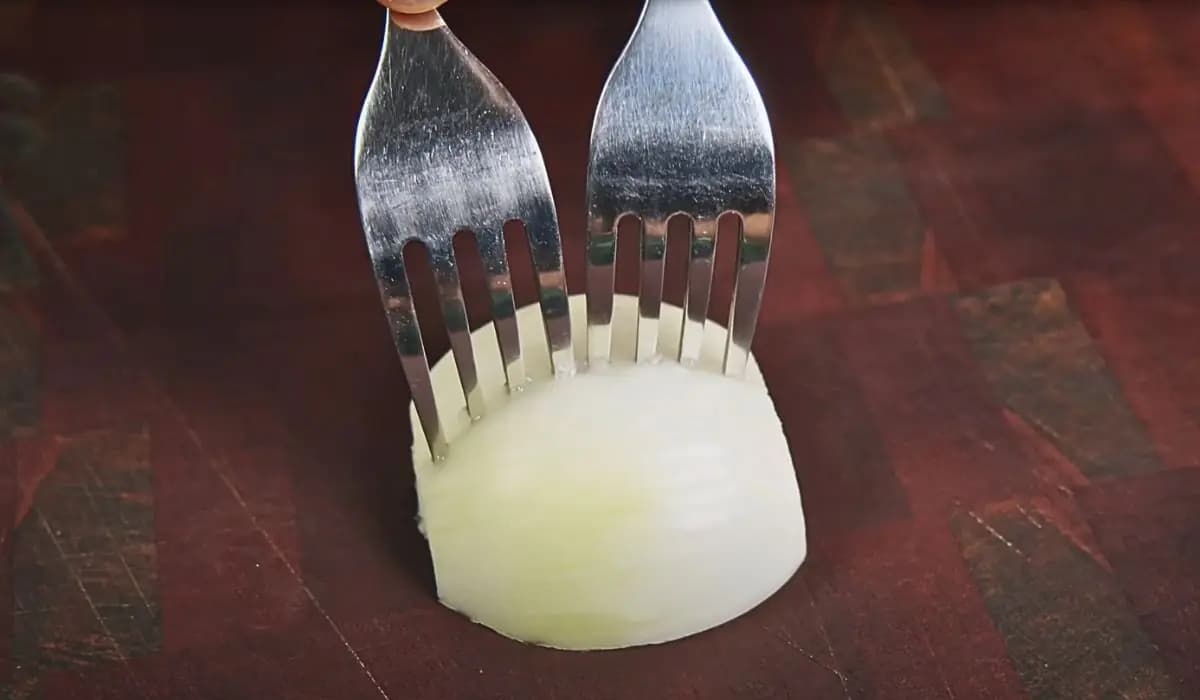 Cibuľu prekrojíme na polovicu a zapichneme do nej 2 vidličky: Niekto by mal dostať medailu za tento NÁPAD!