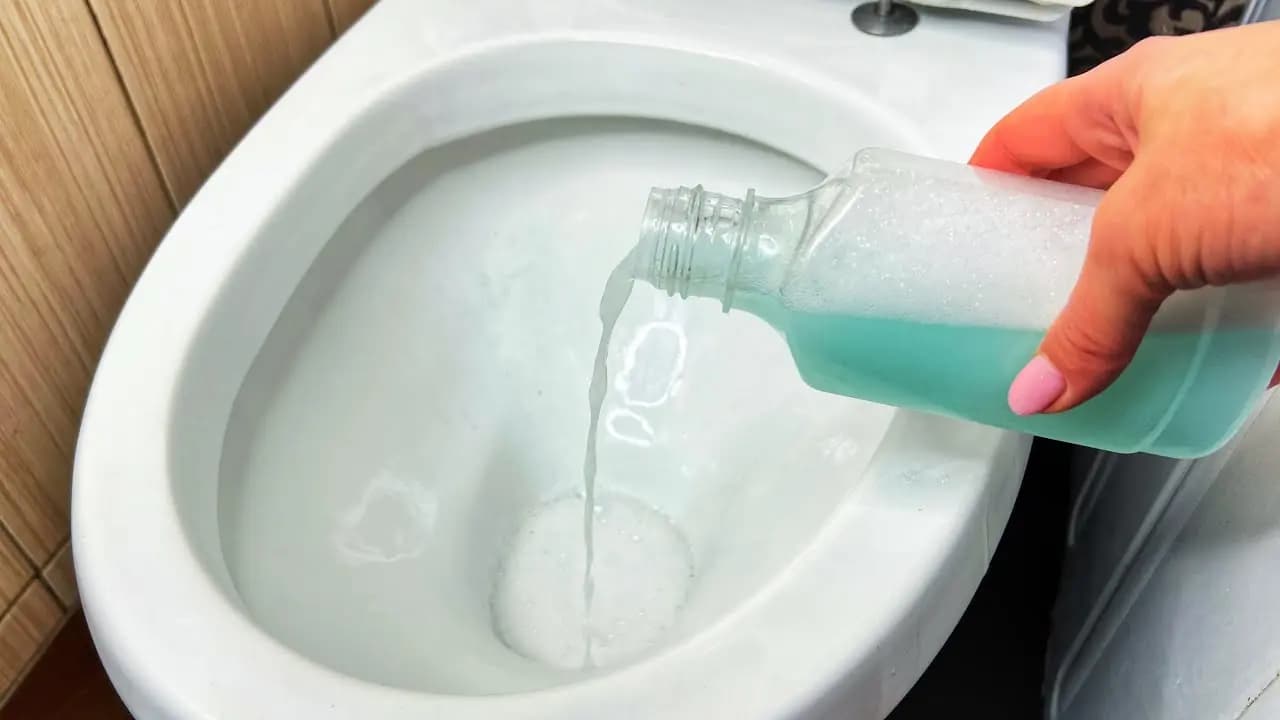 Vďaka tomuto postupu bude vaša toaleta žiarivo čistá a voňavá: Výsledok je úžasný!