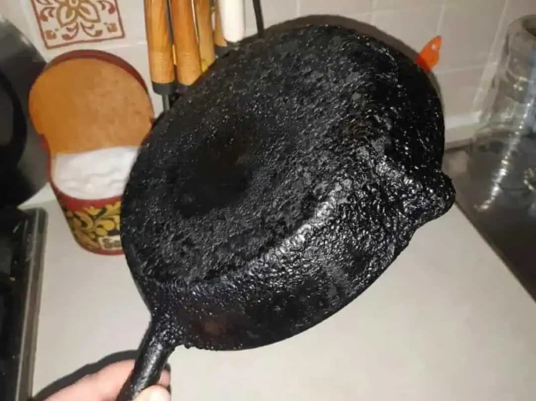 Chcela som vyhodiť svoje staré panvice, ale vtedy sa babička podelila o tento „nezvyčajný“ trik: Všetko bolo vyčistené za 20 minút!