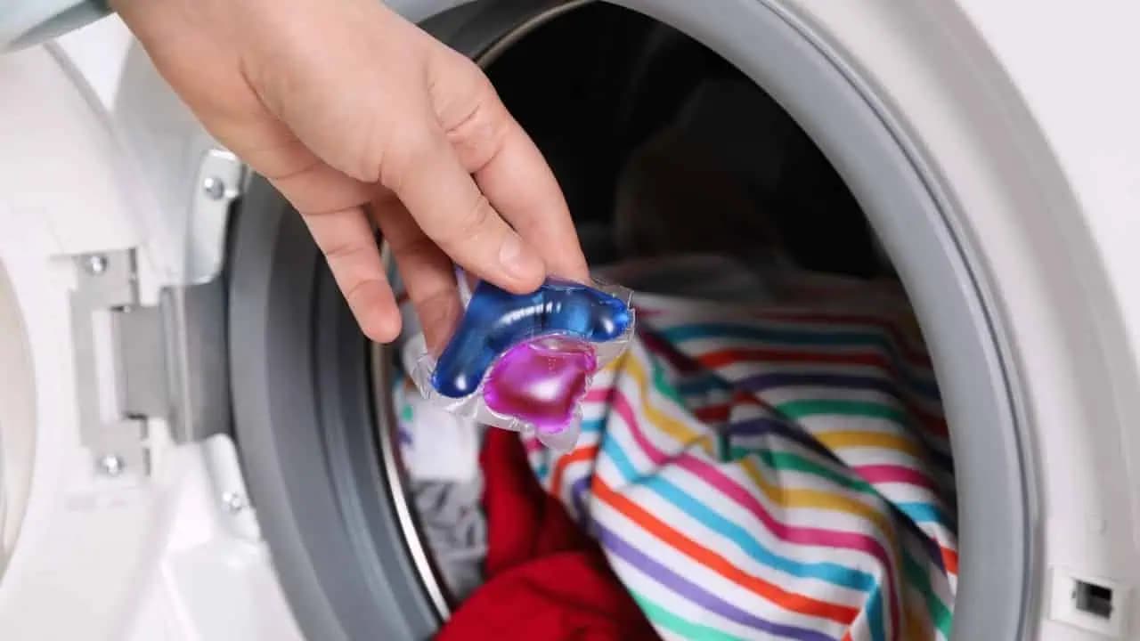 Mnohí Slováci používajú kapsuly na pranie NESPRÁVNE: Takto vám ničia oblečenie aj práčku!
