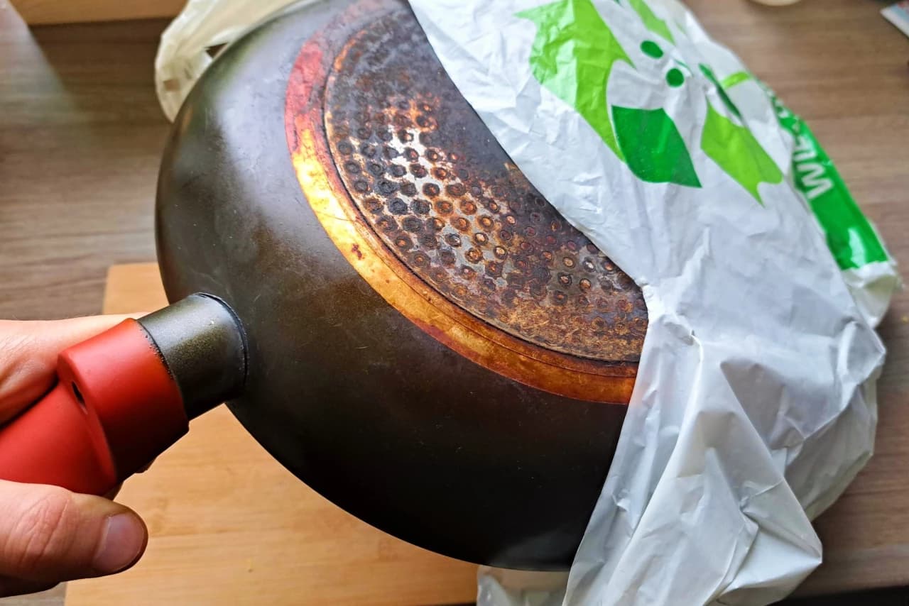 Stačí vložiť starú, špinavú panvicu do plastového vrecka: Pripálenina sa rozpustí raz-dva!