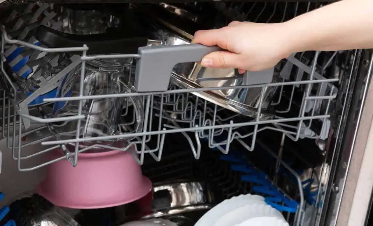 Už roky nekupujem LEŠTIDLO do umývačky riadu. Vhodím dovnútra TÚTO VEC a riad sa dokonale leskne!