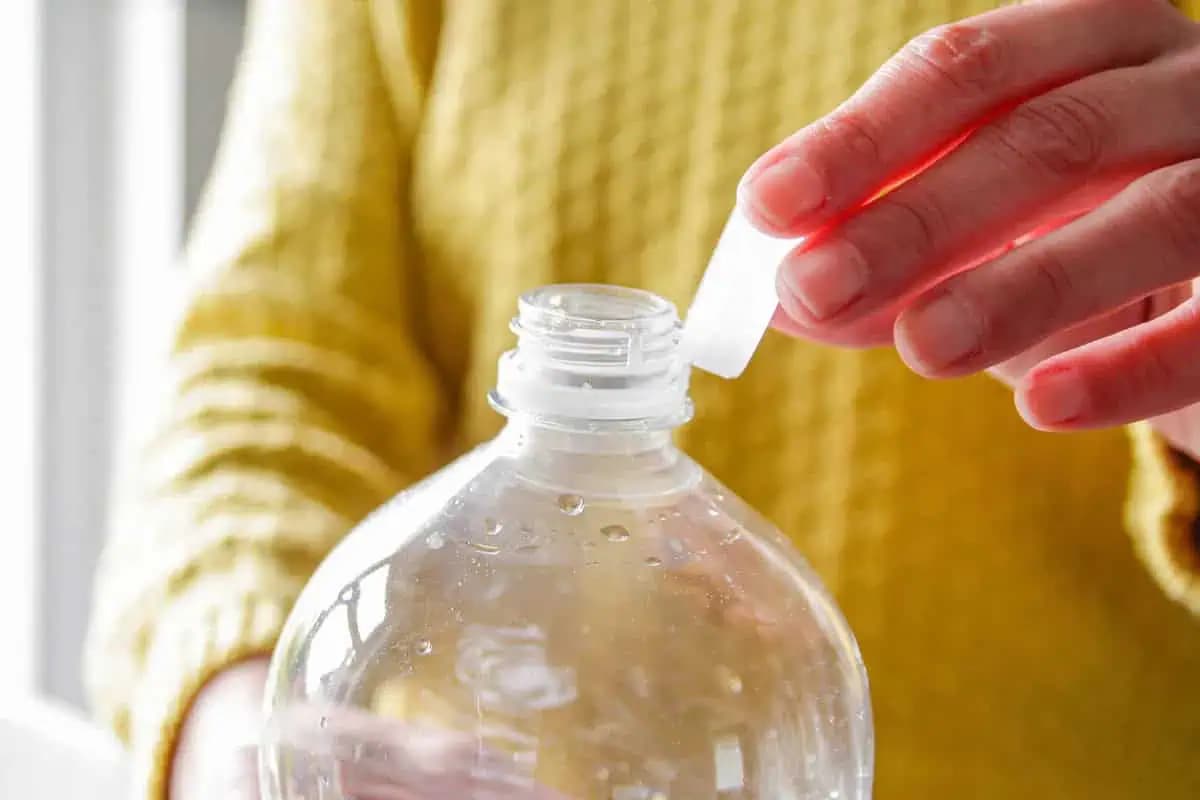 Hnevajú vás nové vrchnáky od plastových fliaš? TOTO je pravý dôvod, prečo sa nedajú oddeliť!