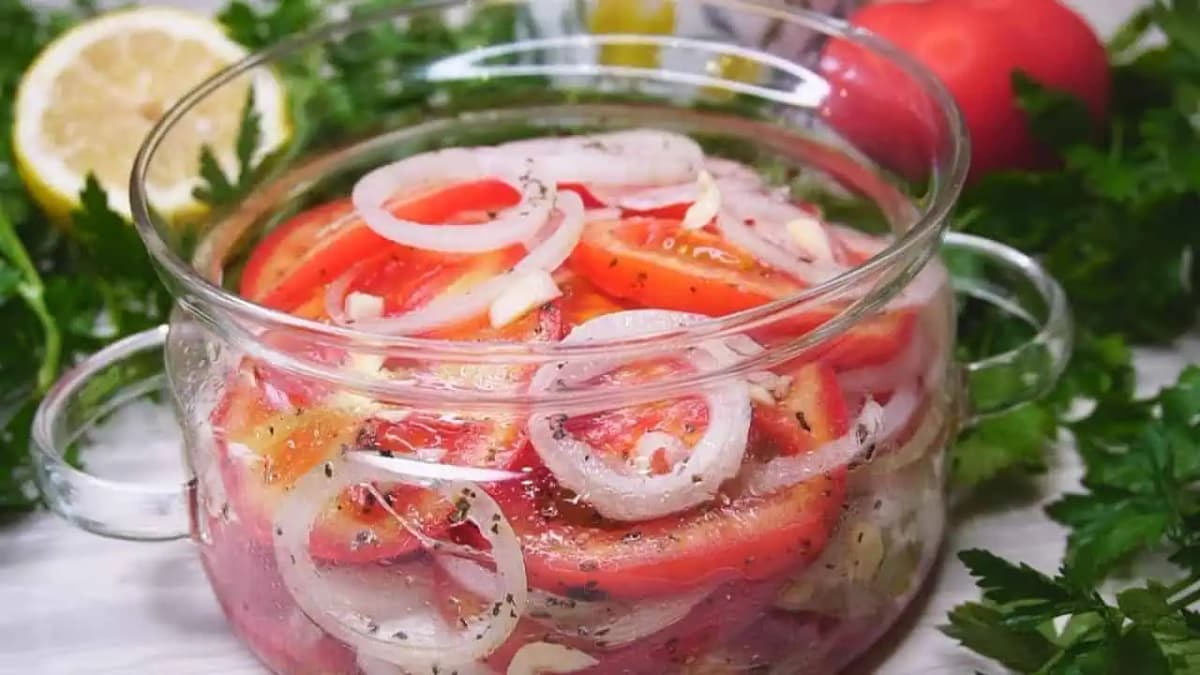 Ruský paradajkový šalát s fantastickou zálievkou: Keď sú doma rajčiny, dávam ho aj k rezňom – perfektná chuť!