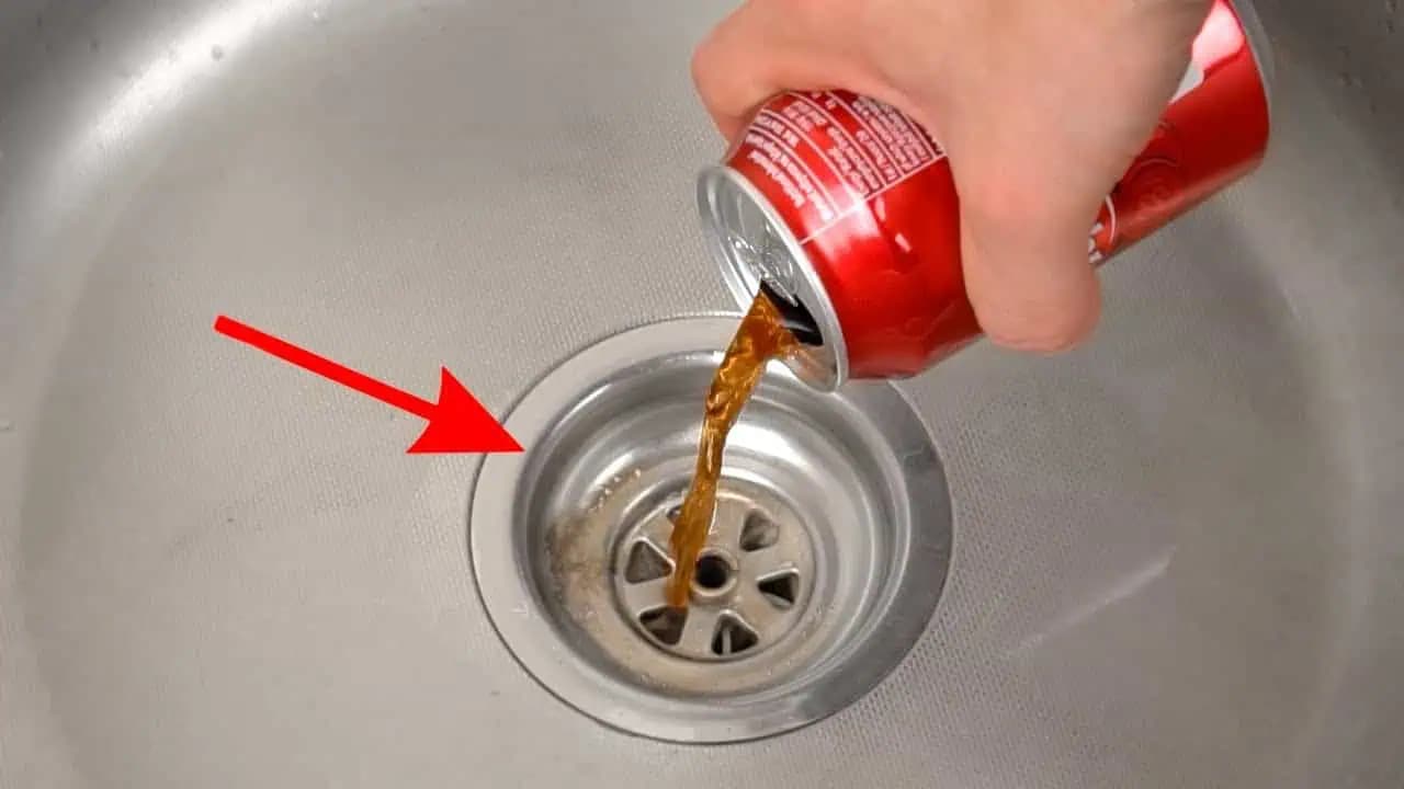 Inštalatér mi poradil, aby som vylial kolu do umývadla: Tajný trik, ktorý OKAMŽITE pomôže!