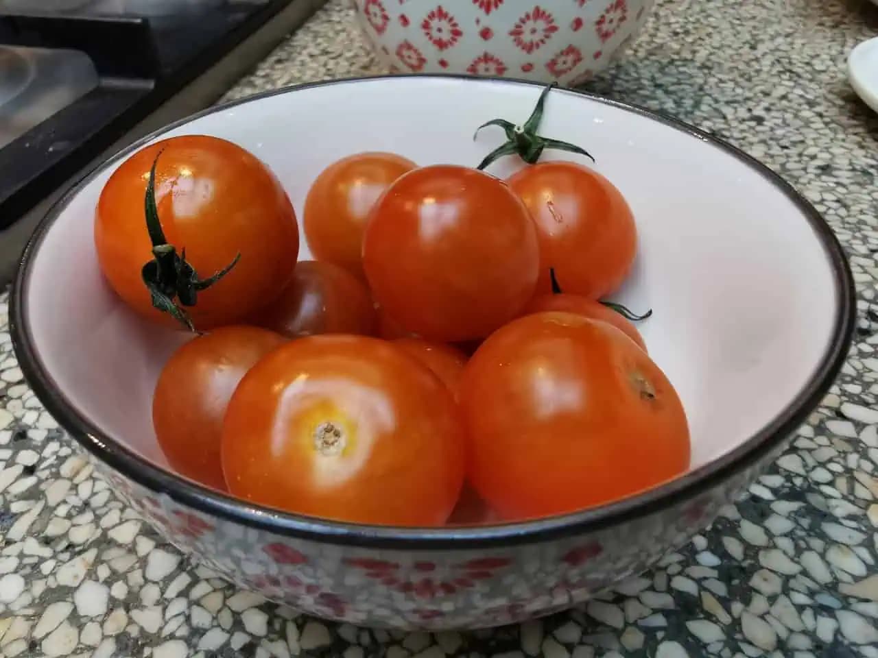 Paradajky vydržia čerstvé až 10 dní vďaka triku so stopkou. Už ani jedna z nich nesplesnivie!