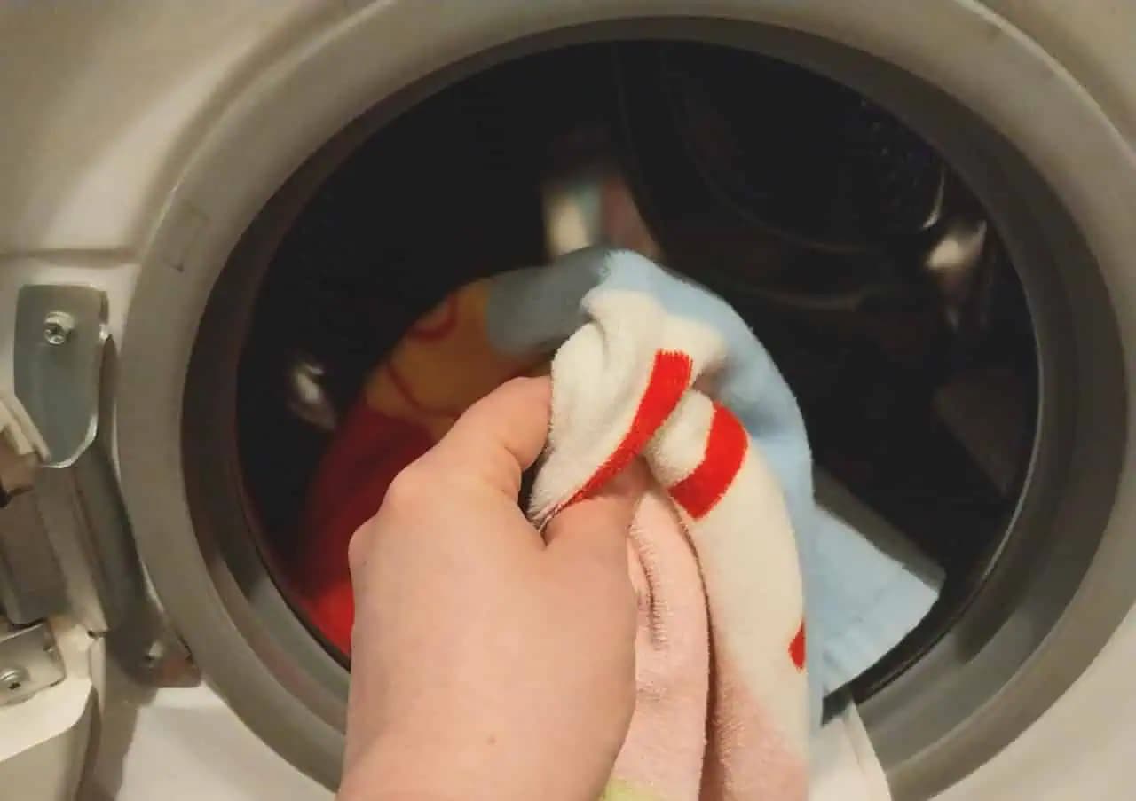 Zabudnite na ocot a sódu: Táto vec premení aj ten najtvrdší uterák na mäkučký obláčik – pridajte 1 lyžicu rovno do práčky!