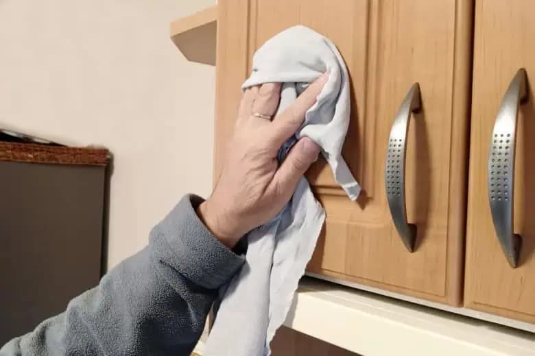 Super účinný domáci trik, ktorý vám uľahčí čistenie kuchynského nábytku: Mastnota a špina akoby nikdy neexistovali!