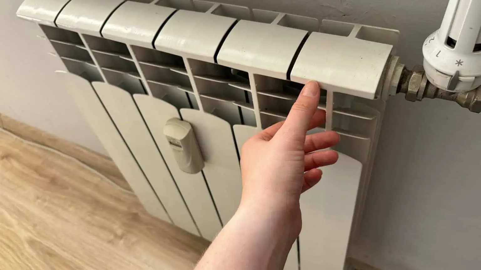 Pred vykurovacou sezónou urobte túto vec: Radiátor bude pracovať na plný výkon a účty pôjdu dole!