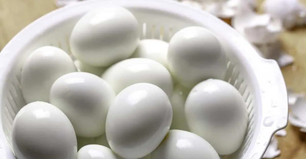 Dávate UVARENÉ vajcia do chladničky? Tento DETAIL je pre vaše zdravie rozhodujúci!