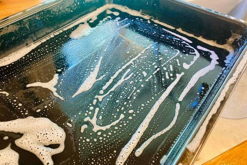 Najlepší domáci TRIK na čistenie plechov na pečenie, aby vyzerali ako nové!