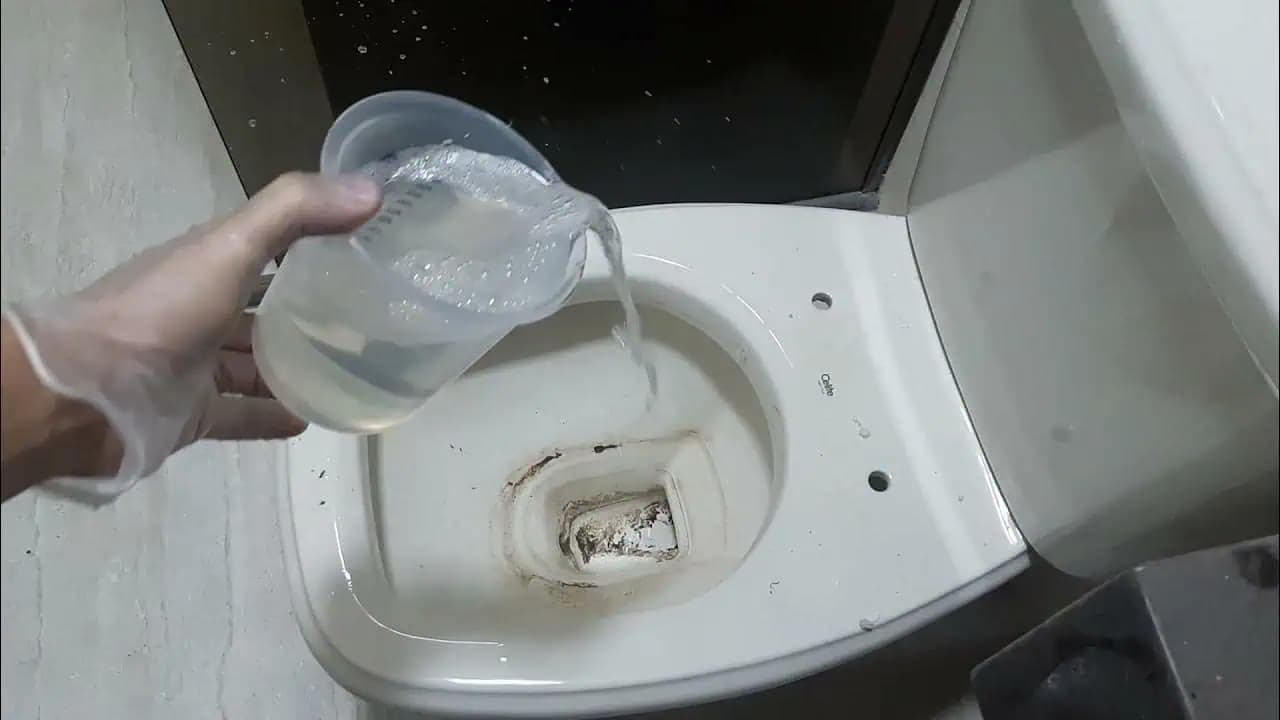 Ako odstrániť zažraté škvrny zo špinavej a zažltnutej toalety?Toto je najlepší spôsob!