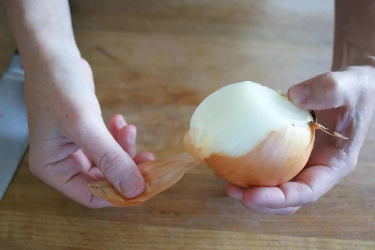 Švagriná ma naučila, ako rýchlo nakrájať cibuľu na tenké prúžky bez noža, krájača a dosky – používam to každý deň!