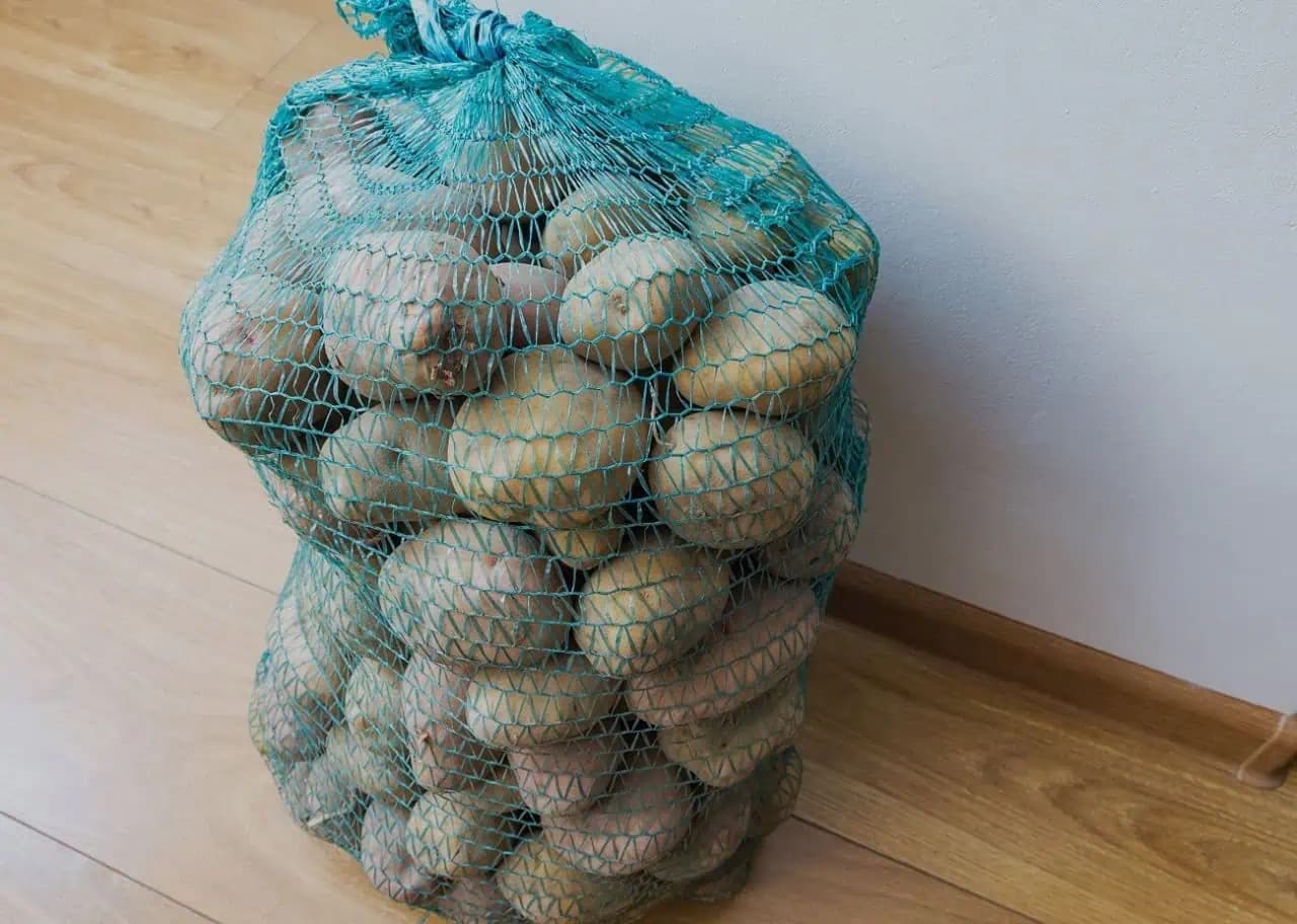 Zemiaky neklíčia a zostanú čerstvé celý rok: Do vrecka dávam toto ovocie!