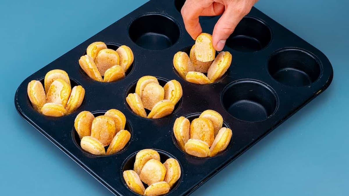 Zabudnite na ťažké recepty: Vezmite dlhé piškóty, formu na muffiny a pripravte VÝBORNÝ dezert, ktorý zvládnu aj deti!