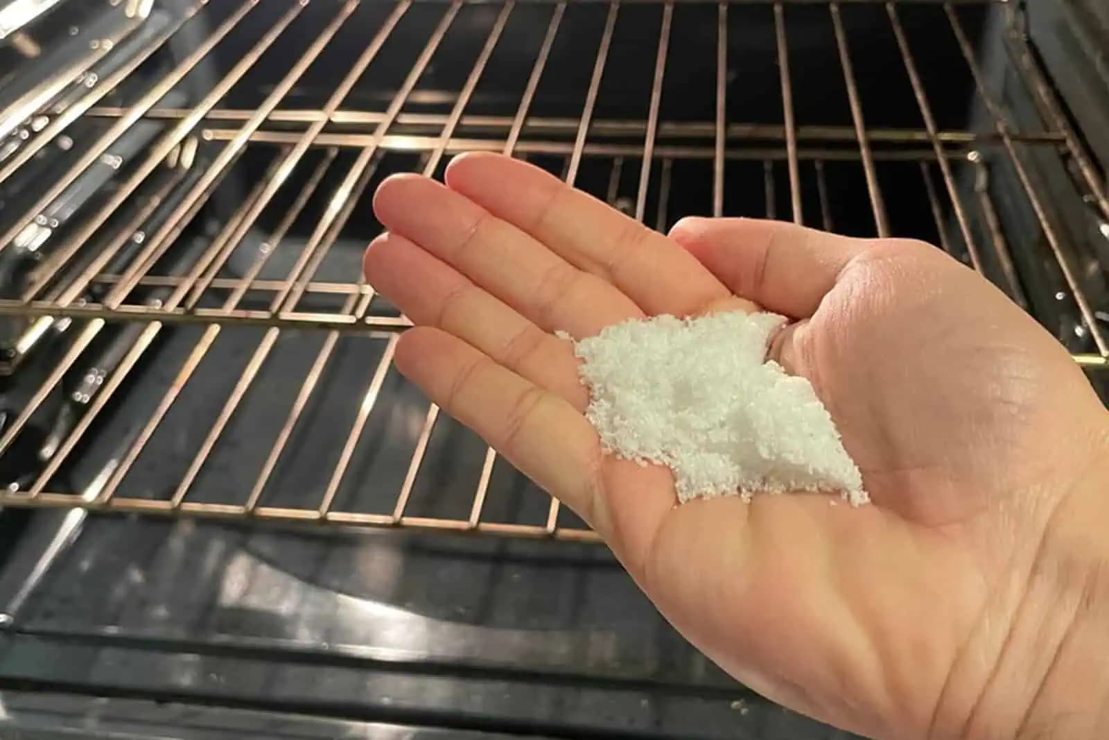 Ako vyčistiť pripálený tuk z rúry bez námahy a chemikálií? Poznám perfektný spôsob!