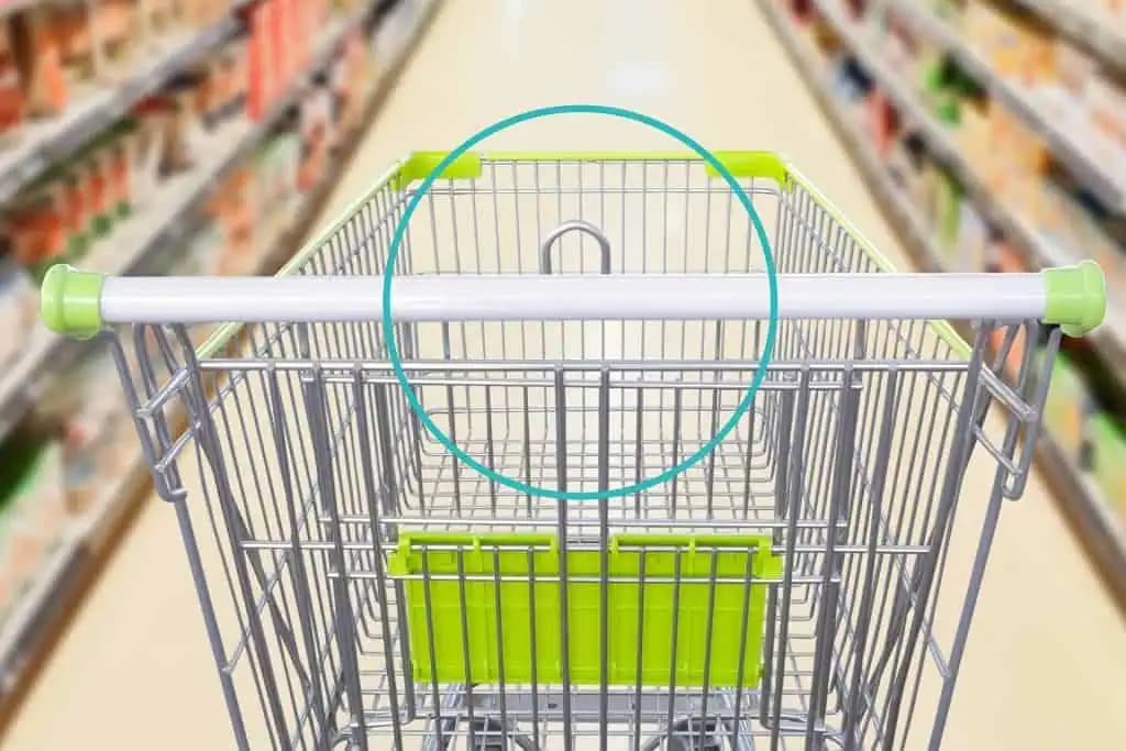 Viete, na čo slúži TÁTO kovová slučka v nákupnom vozíku: FUNKCIA, o ktorej mnohí ani len netušia!