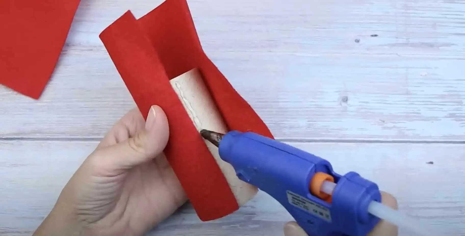 Zobrala prázdnu papierovú rolku, látku a lepidlo: Keď zistíte, čo z toho vyrába, skúsite to ešte dnes!