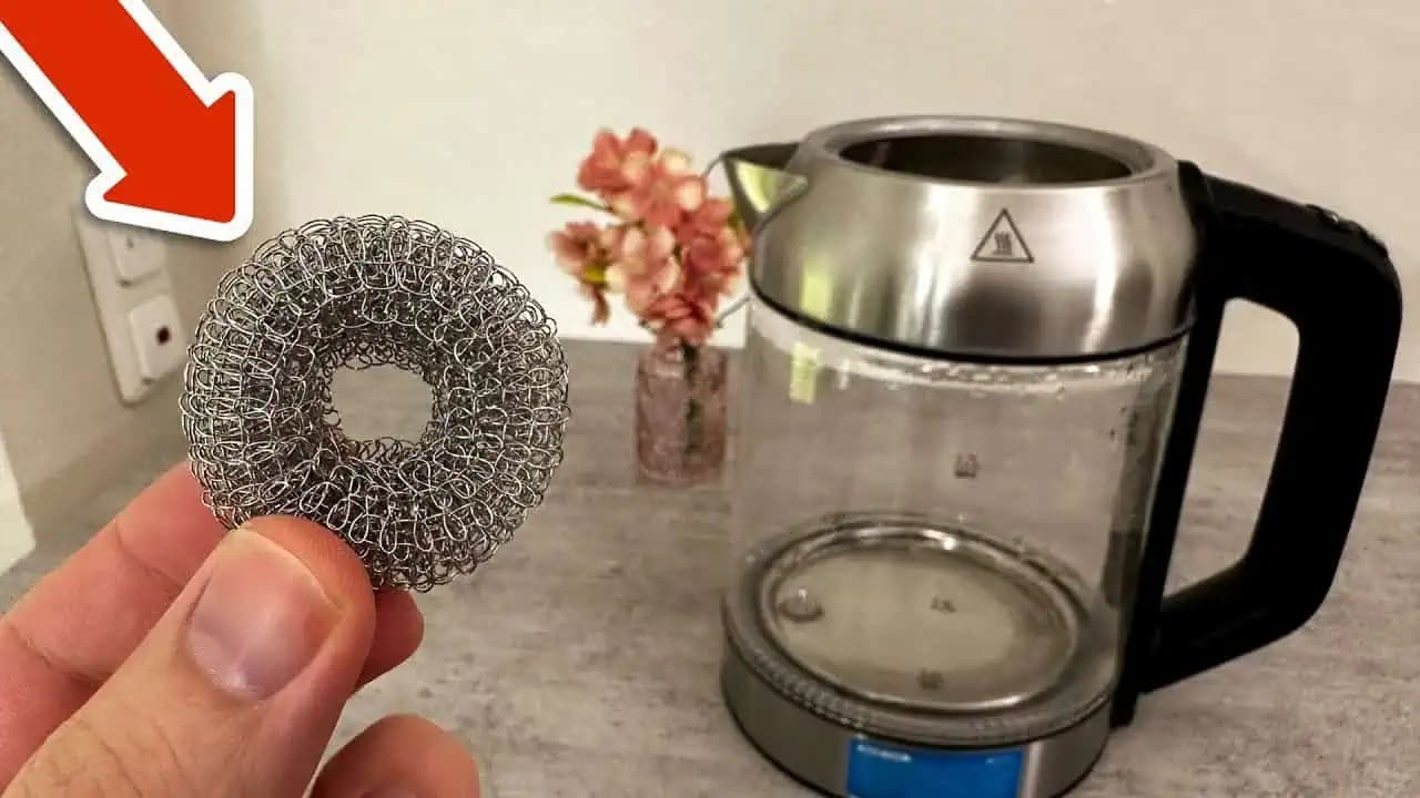 Každý, kto používa rýchlovarnú kanvicu, MUSÍ vidieť toto video: Geniálne!