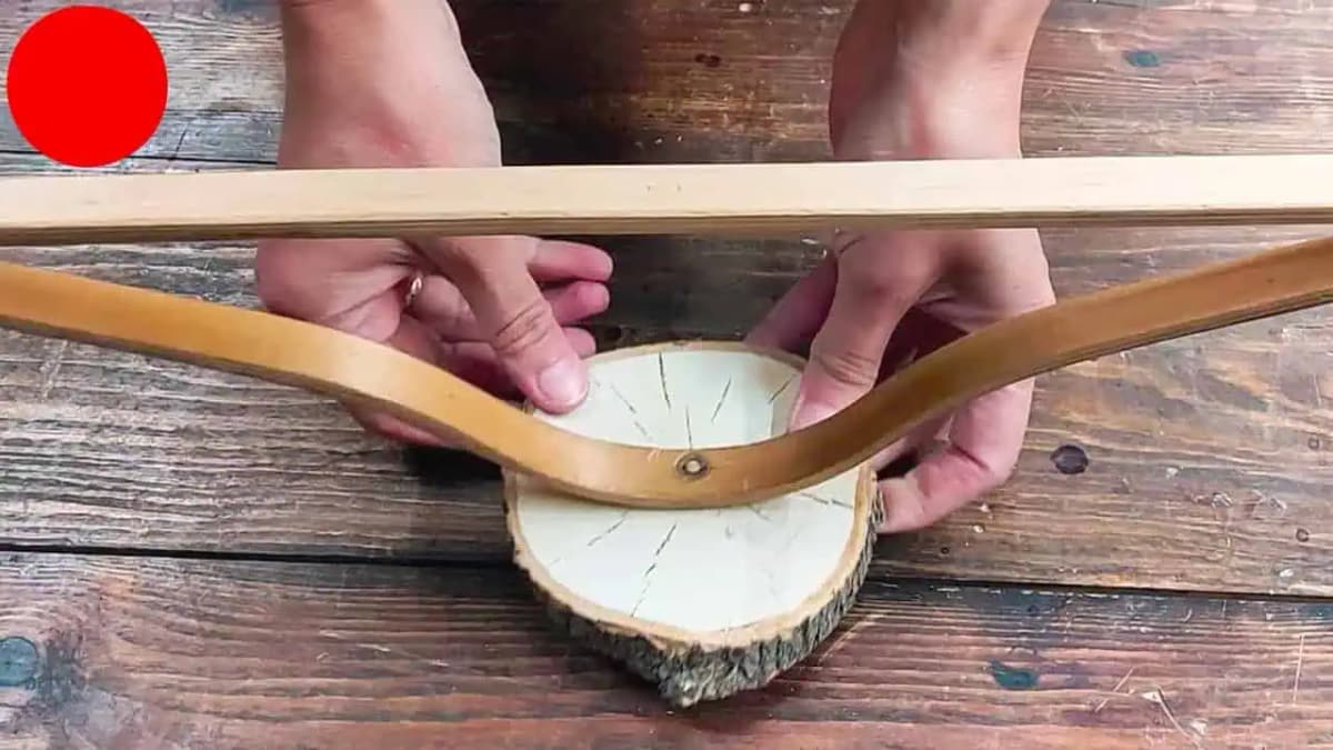 Zobrala len starý vešiak a kúsok dreva: Neuveríte, čo za krásnu dekoráciu z toho môžete mať!