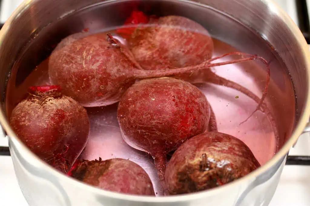 Trik, ktorý poznajú len v kuchárskych školách: Dve kocky ľadu stačia na to, aby sa cvikla varila o 45 minút kratšie!