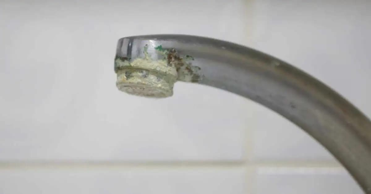 Nikto vám to nepovie, ale riešenie je veľmi jednoduché: Toto zlikviduje komplet všetok vodný kameň na batérii v kúpeľni!