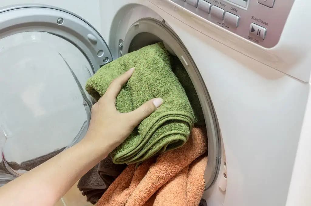 Žiadny drahý prášok, žiadne kapsule ani ocot: Táto lacná prísada z lekárne hneď obnoví nadýchanosť uterákov!