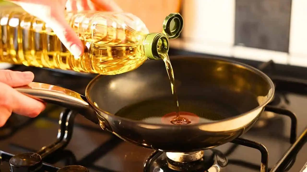 Na panvicu s olejom vždy pridajte aj túto jednu ingredienciu: Olej už nikdy nebude prskať!