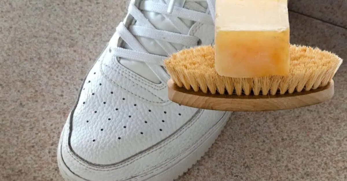 Úžasný trik, vďaka ktorému budú vaše biele topánky opäť vyzerať ako nové