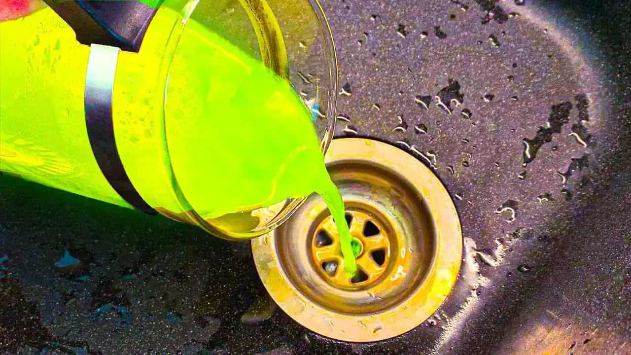 Táto domáca zmes vyčistí odtok lepšie ako profesionál: Upchatý odtok a zápach v potrubiach už nie sú problém!