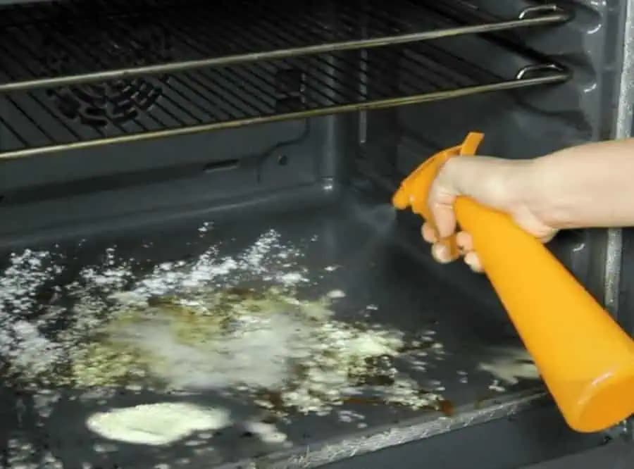 Výborný DOMÁCI TRIK, ako vyčistiť špinavú a mastnú horáky bez drhnutia: Odskúšané, funguje hneď!