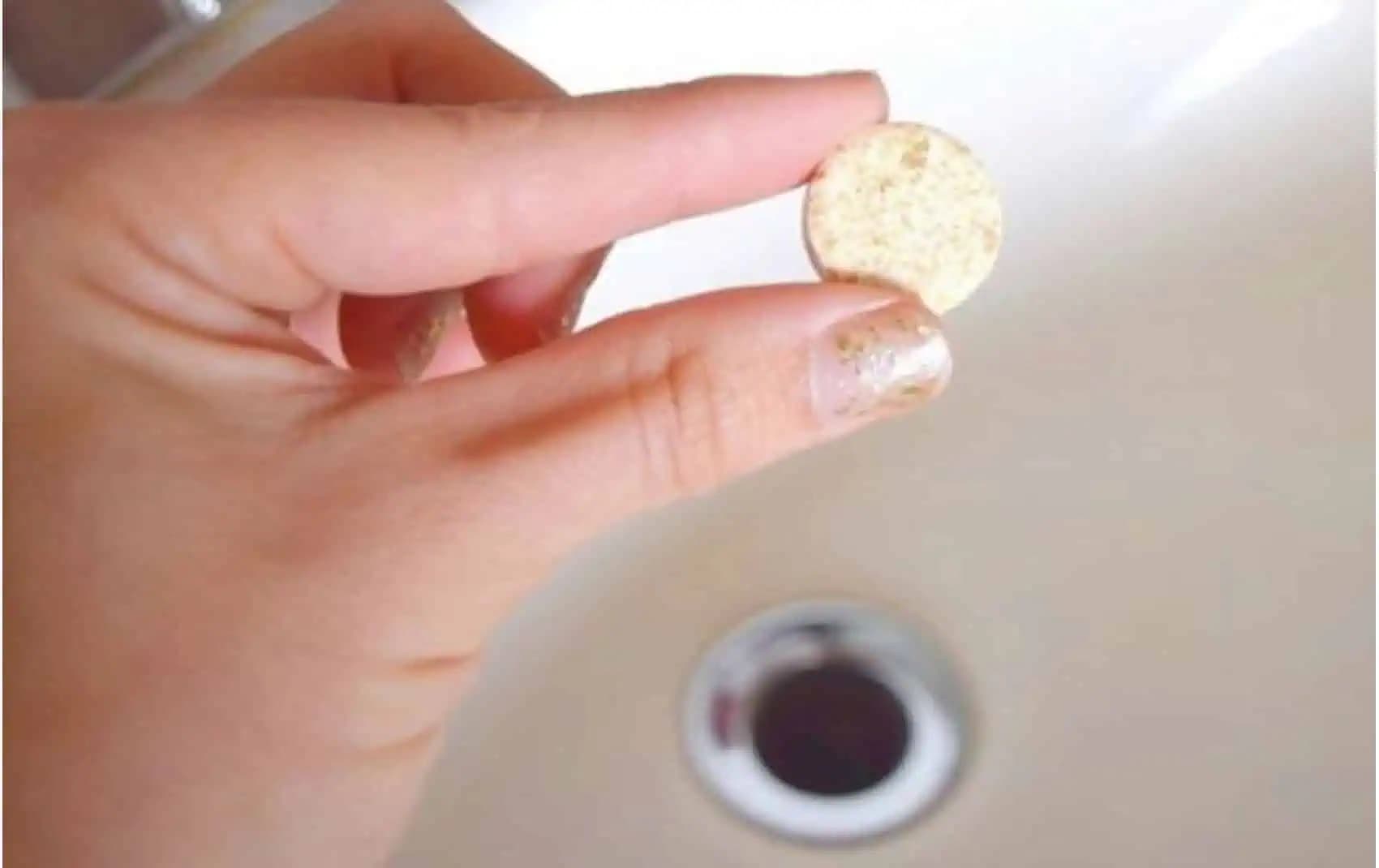 Inštalatér mi prezradil, ako rýchlo uvoľniť upchaté umývadlo a odstrániť zápach: FUNGUJE to!