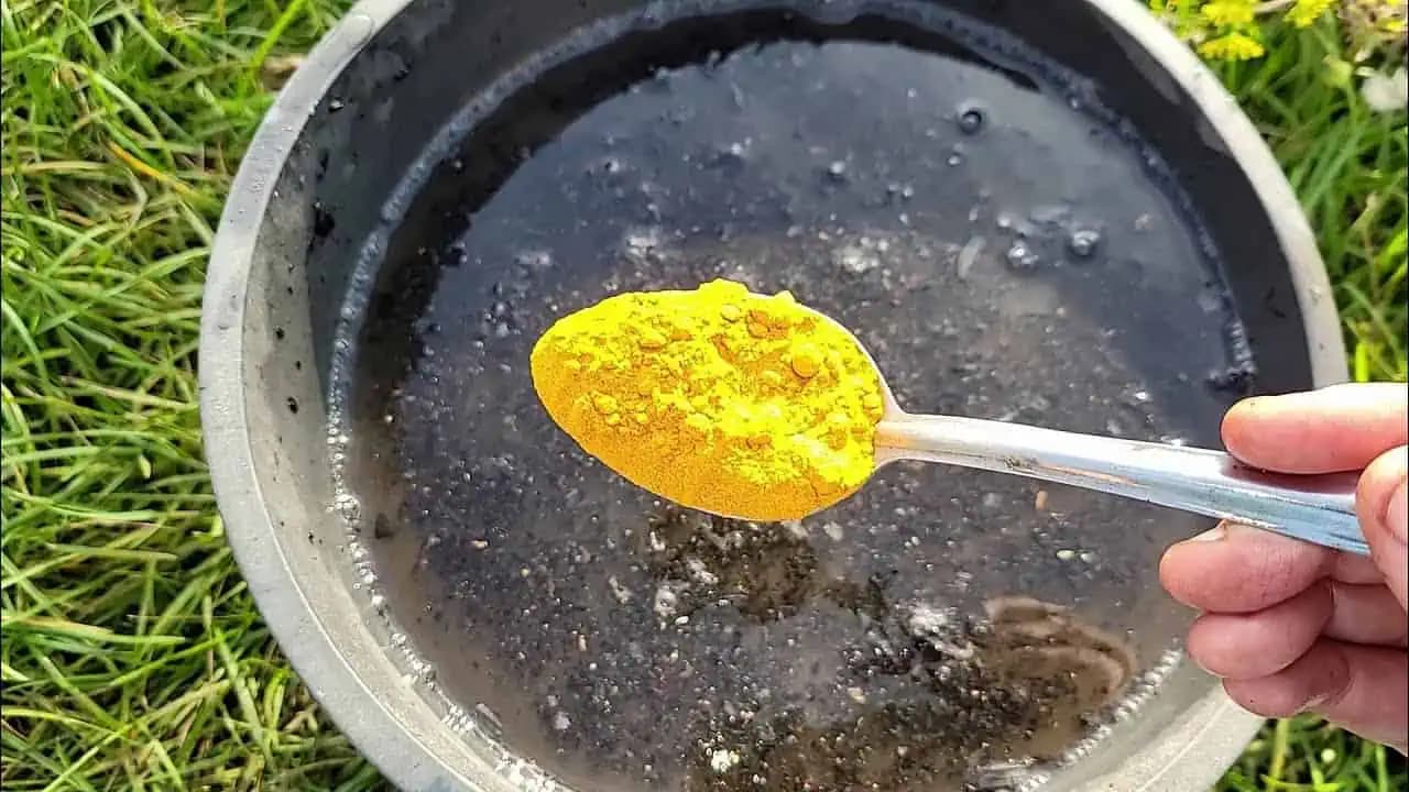 1 lyžica na vedro vody a pôda je ako nová: Zdravá, živá a veľkú úrodu prináša celé roky!