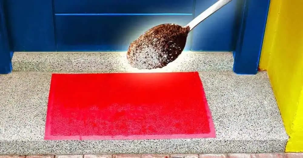 Viete, prečo treba dať kávu so sódou bikarbónou pred vchodové dvere?