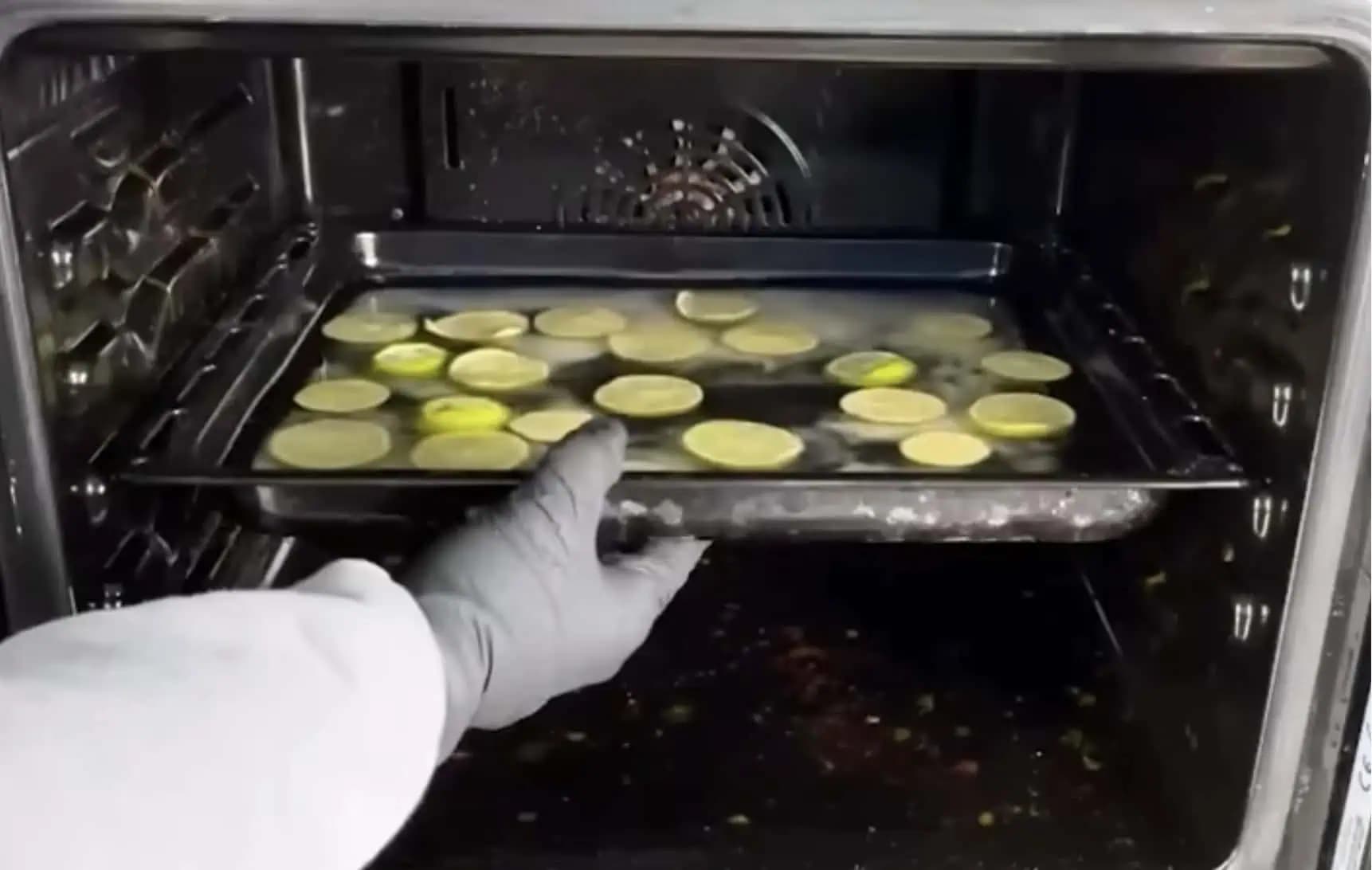 Výborný DOMÁCI TRIK, ako vyčistiť špinavú a mastnú rúru bez drahej CHÉMIE: Odskúšané, funguje hneď!