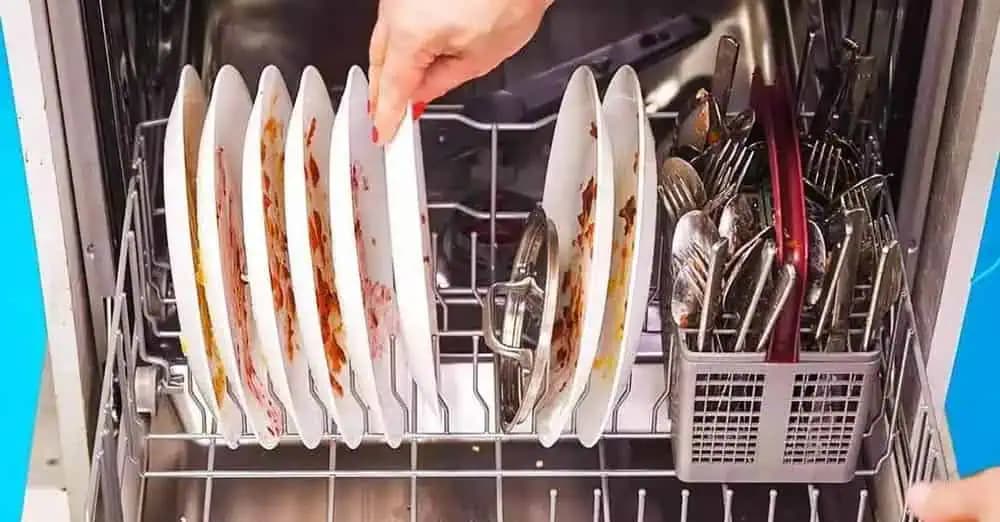 Chyba s umývačkou riadu, ktorú robí skoro každý: Už nikdy to nerobte!