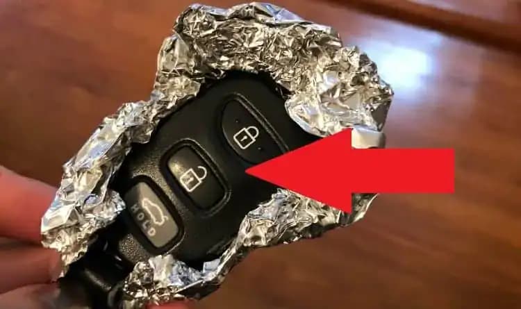 Majiteľ autoservisu poradil jednoduchý trik s alobalom, ktorý by mal poznať každý majiteľ auta: Funguje to!