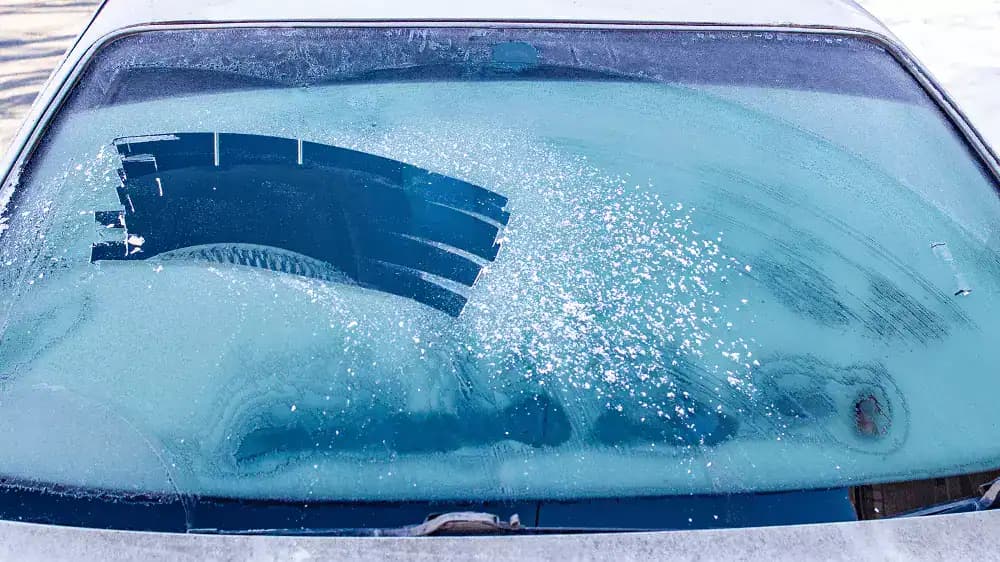 Kto pozná tento trik, celú zimu nerieši zamrznuté okna na aute: Aj keď je mínus 15, funguje to hneď!