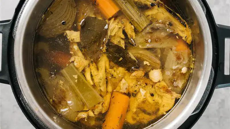 Vývar zhorkne a stratí svoju čírosť: Môže za to toto nenápadne korenie!