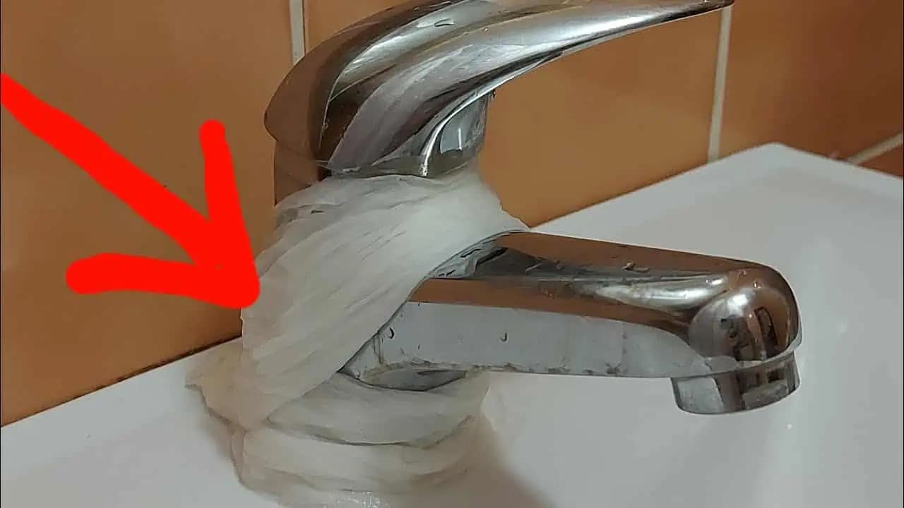 Toto je DÔVOD, prečo treba okolo batérie v kúpeľni obaliť kuchynské utierky: Odskúšané, funguje to!