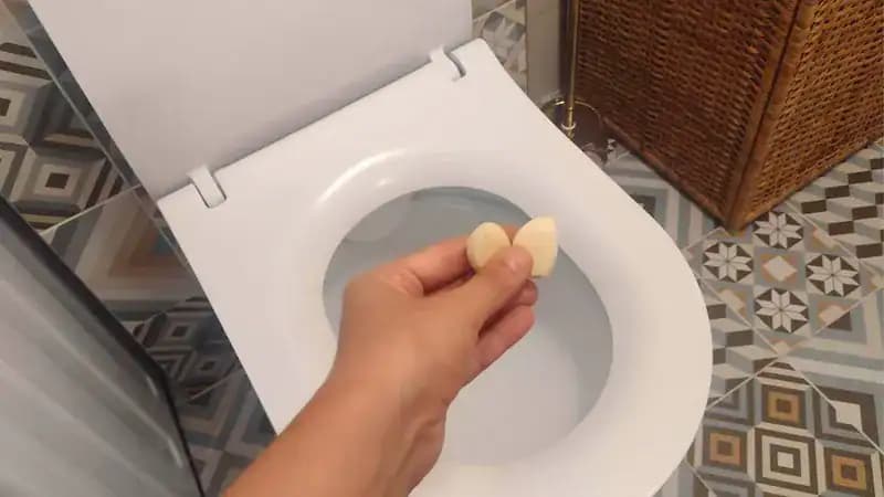 Pred spaním hodím cesnak do záchoda a šetrím peniaze z domáceho rozpočtu: Skoro nikto to nepozná!