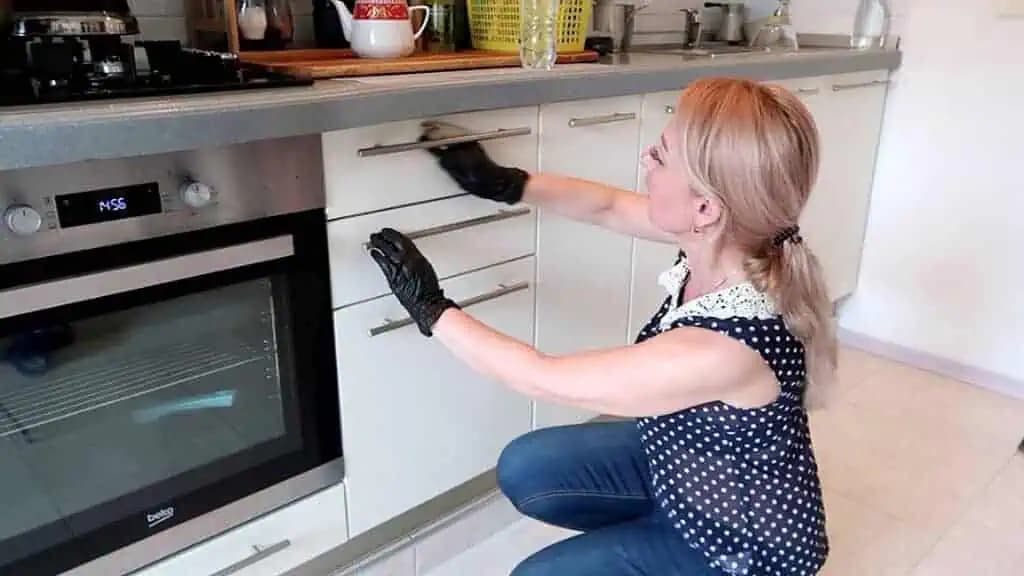 Kým mi sestra neporadila túto metódu, čistenie KUCHYNE bol horor: Celá linka za minútku čistá – všetky prípravky z obchodu som dala preč!