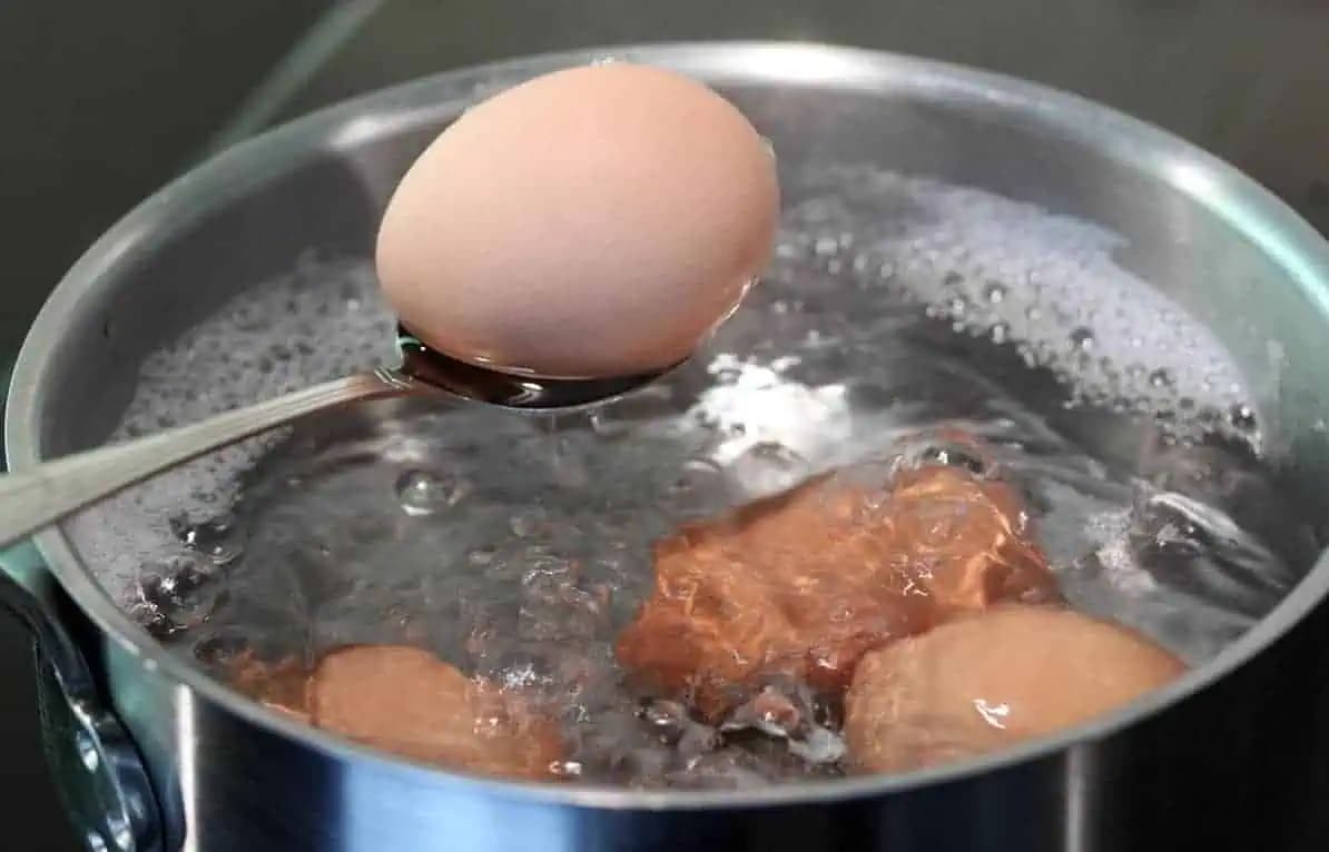 Šéfkuchár prezradil trik, ako dokonale ošúpať vajcia behom niekoľkých SEKÚND: Urobte to, keď budete variť vajcia!