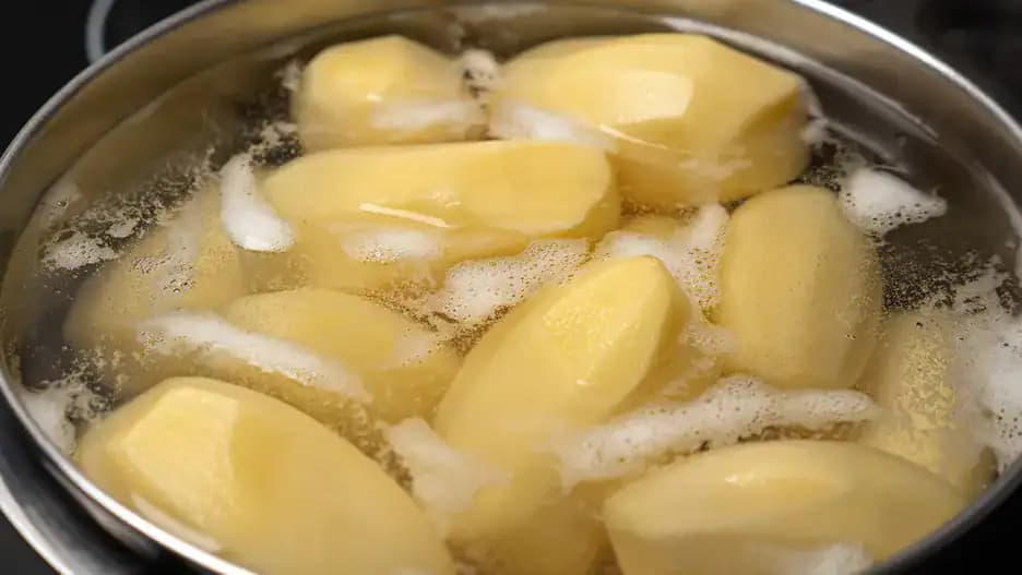 Pridajte 1 polievkovú lyžicu do vody: Zemiaky sa uvaria rýchlejšie a budú oveľa chutnejšie!