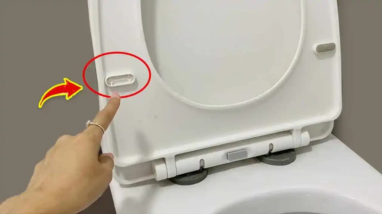Všimnite si toto miesto na záchodovej doske: Tento šikovný TRIK sa hodí úplne každému!